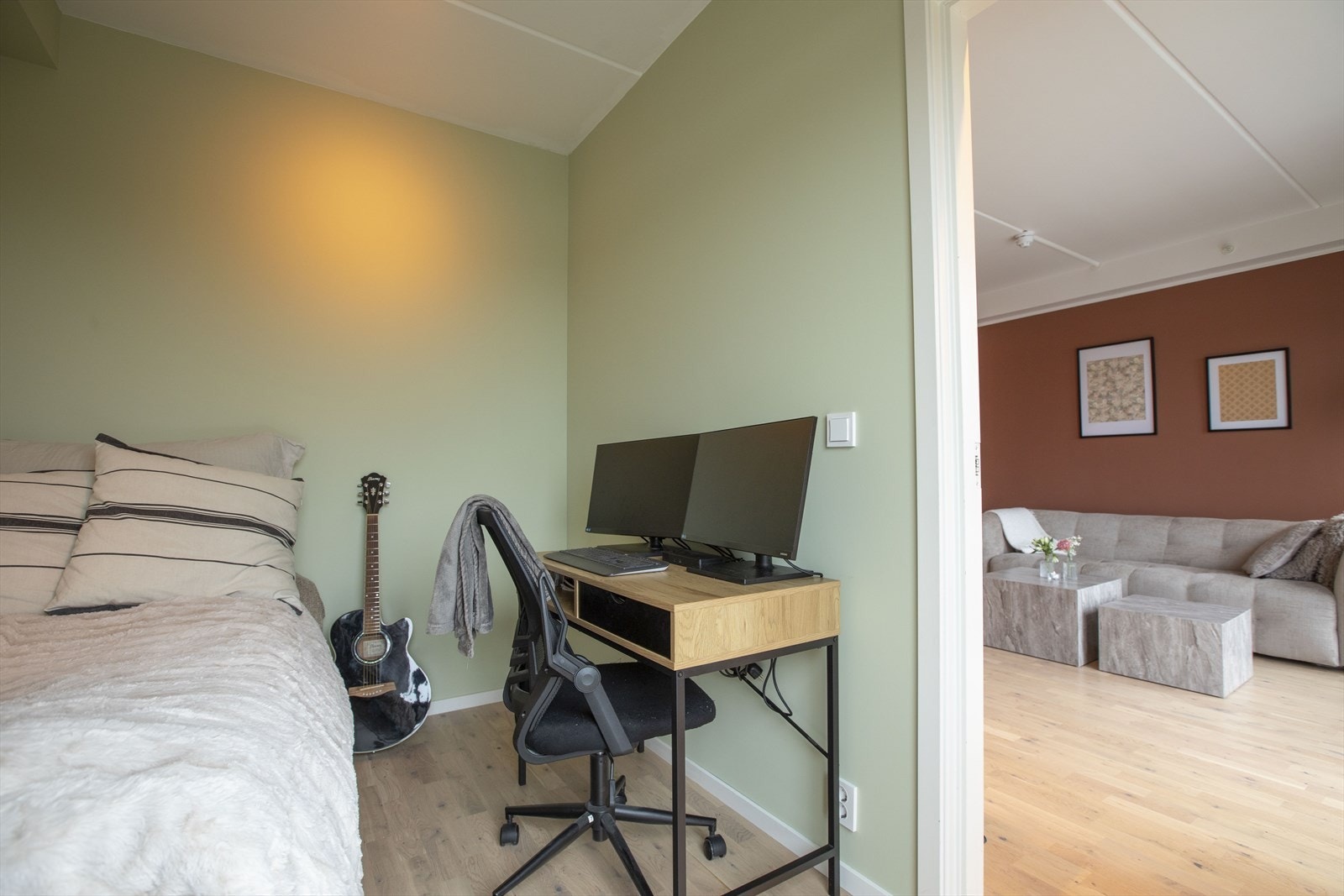 Leiligheten har tidligere vært en 3-roms, men nåværende eier har gjort smarte endringer ved å sette opp en vegg og dør, noe som har resultert i et ekstra soverom. Dette gir økt fleksibilitet og mulighet for tilpasning til dine behov. Galleribilde