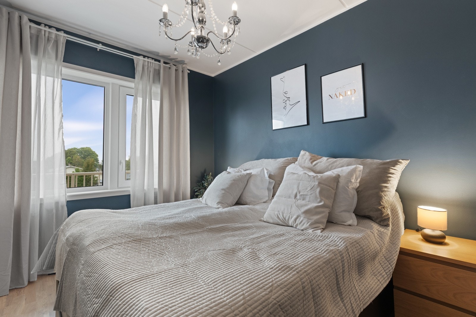 Rommet er malt i en moderne og delikat farge som tilfører en stilren og innbydende atmosfære. Galleribilde