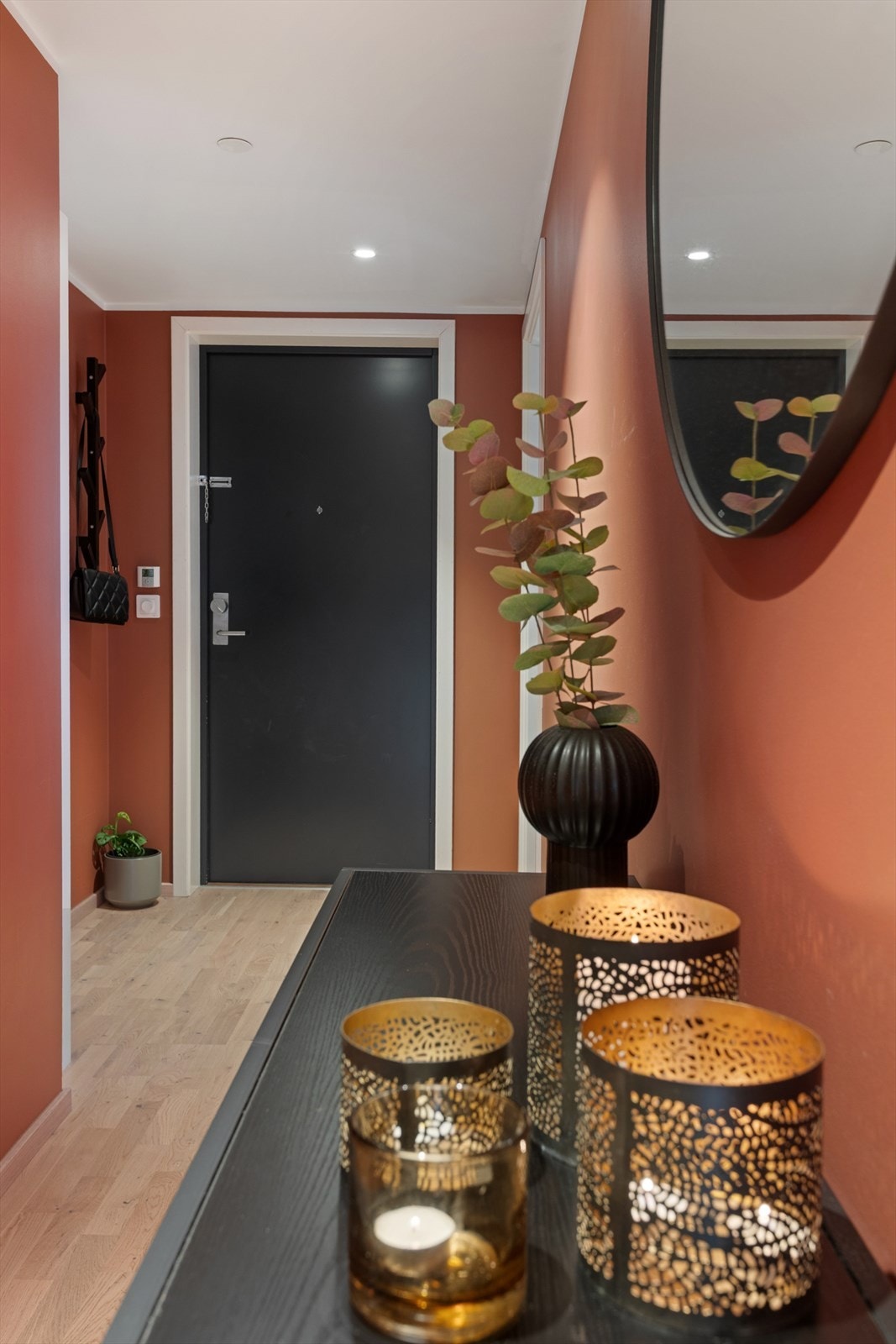 Lenger inn i leiligheten finner du gangen som fører til både badet og toalettrommet. Galleribilde