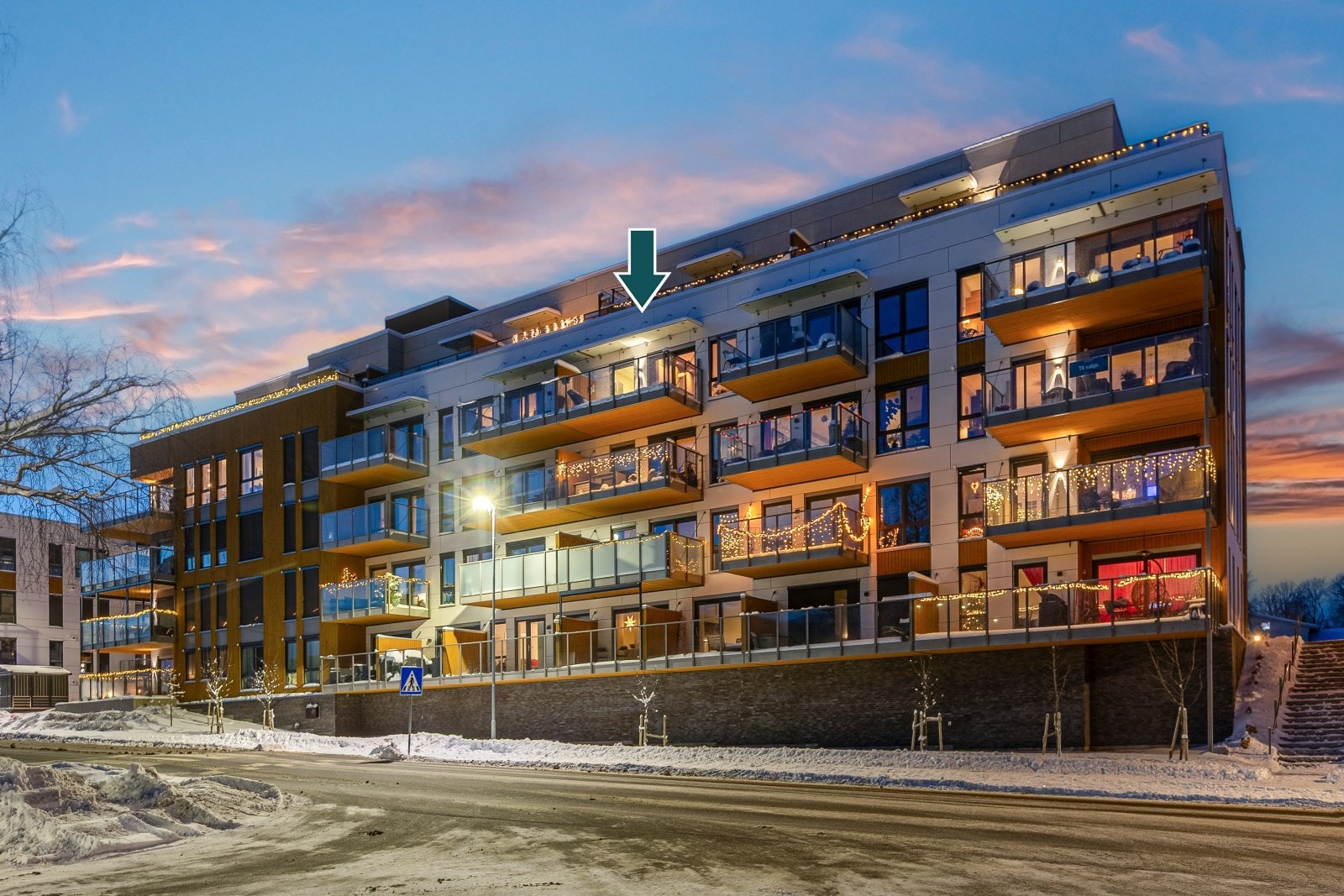 Leiligheten ligger i byggets 4. etasje med heisadkomst. Det medfølger garasjeplass i felles garasjeanlegg med elbillader. Galleribilde