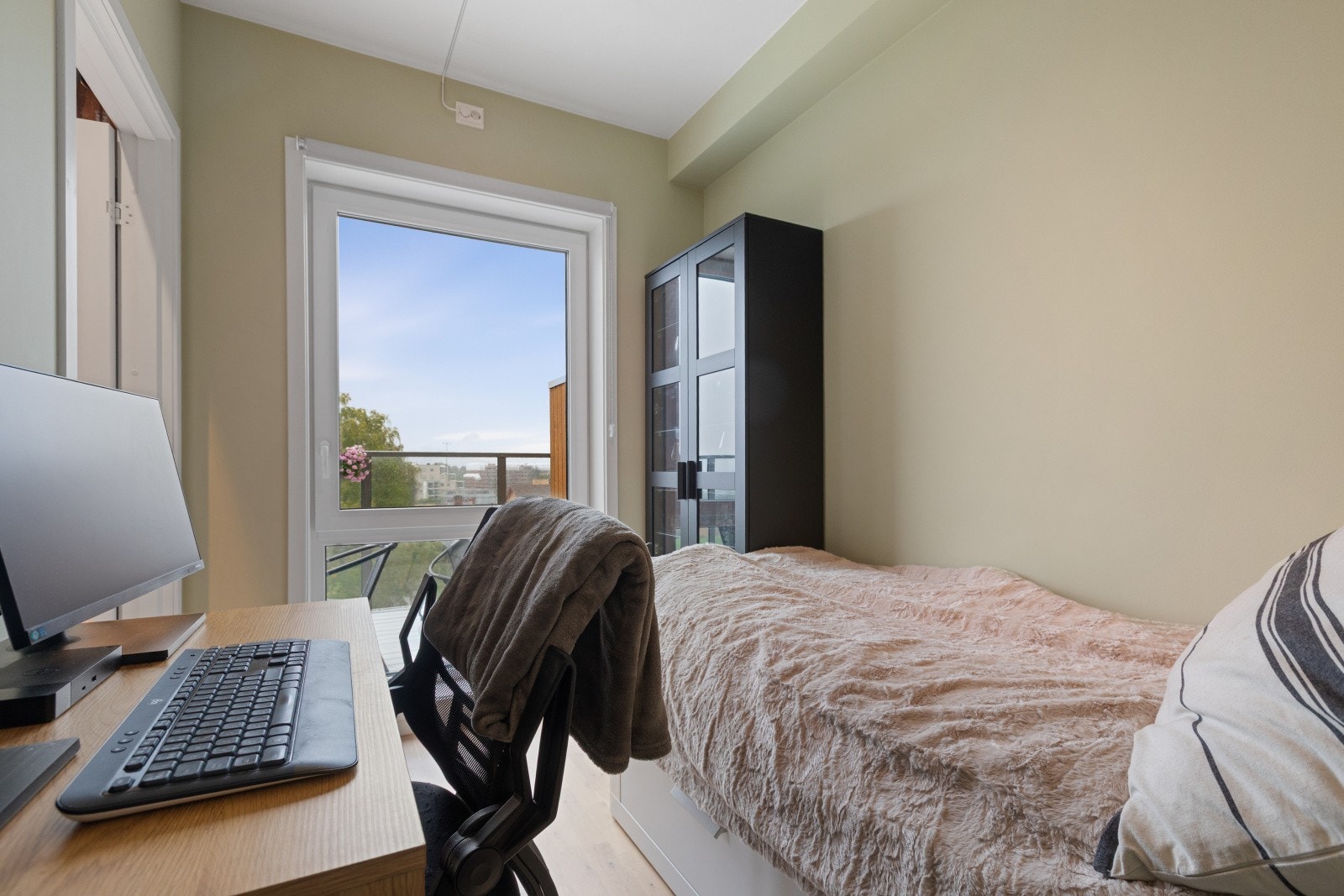 Her er det rikelig med plass til seng, nattbord, kontorpult og en praktisk garderobeløsning, noe som gjør rommet både funksjonelt og komfortabelt. Galleribilde