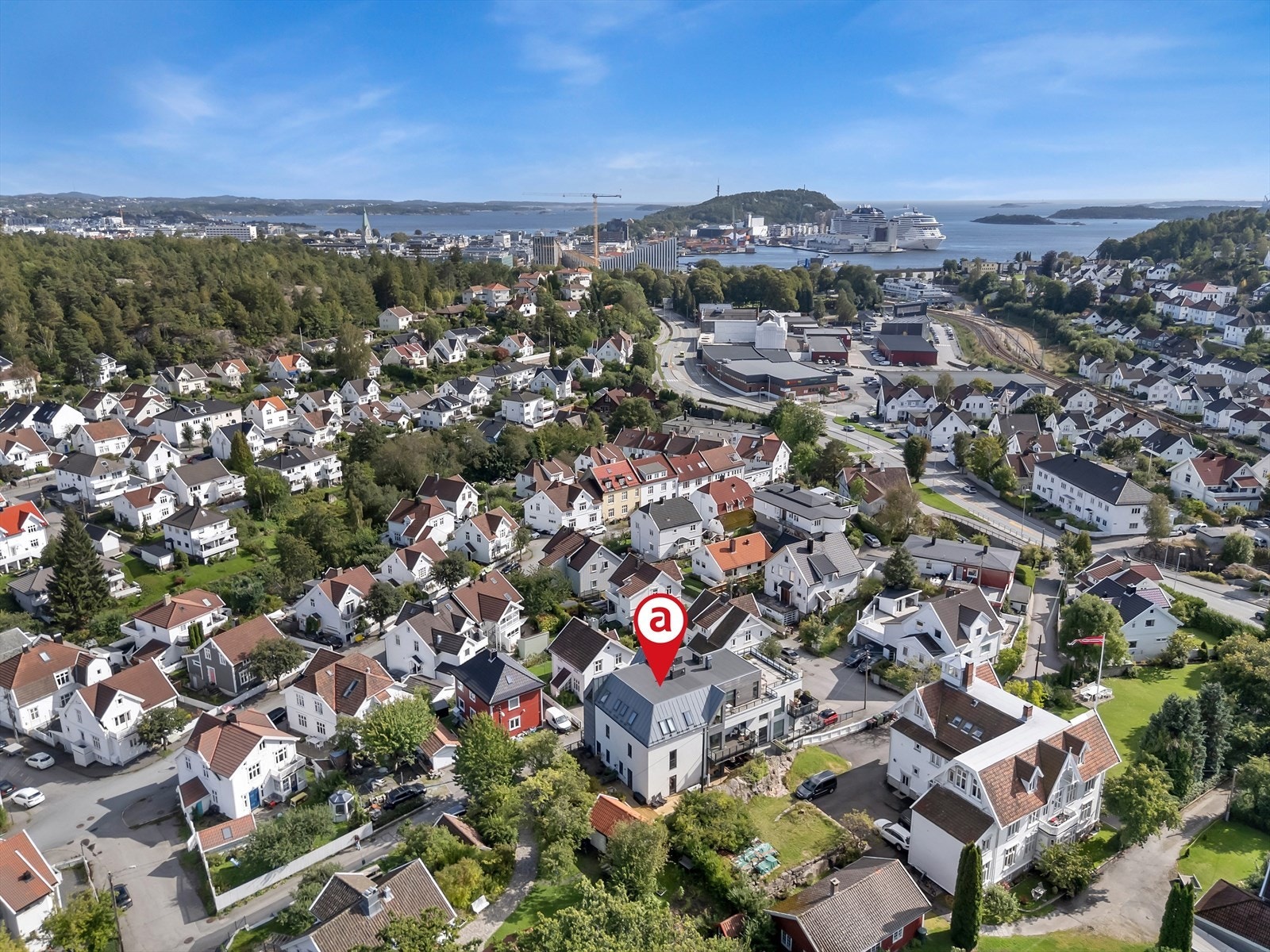 I nærområdet kan det trekkes frem barnehage og skoler i alle trinn, flere dagligvarebutikker på Grim Torv m/restauranter, vakre turområder og gode kollektivtilbud til byen og resterende bydeler Galleribilde