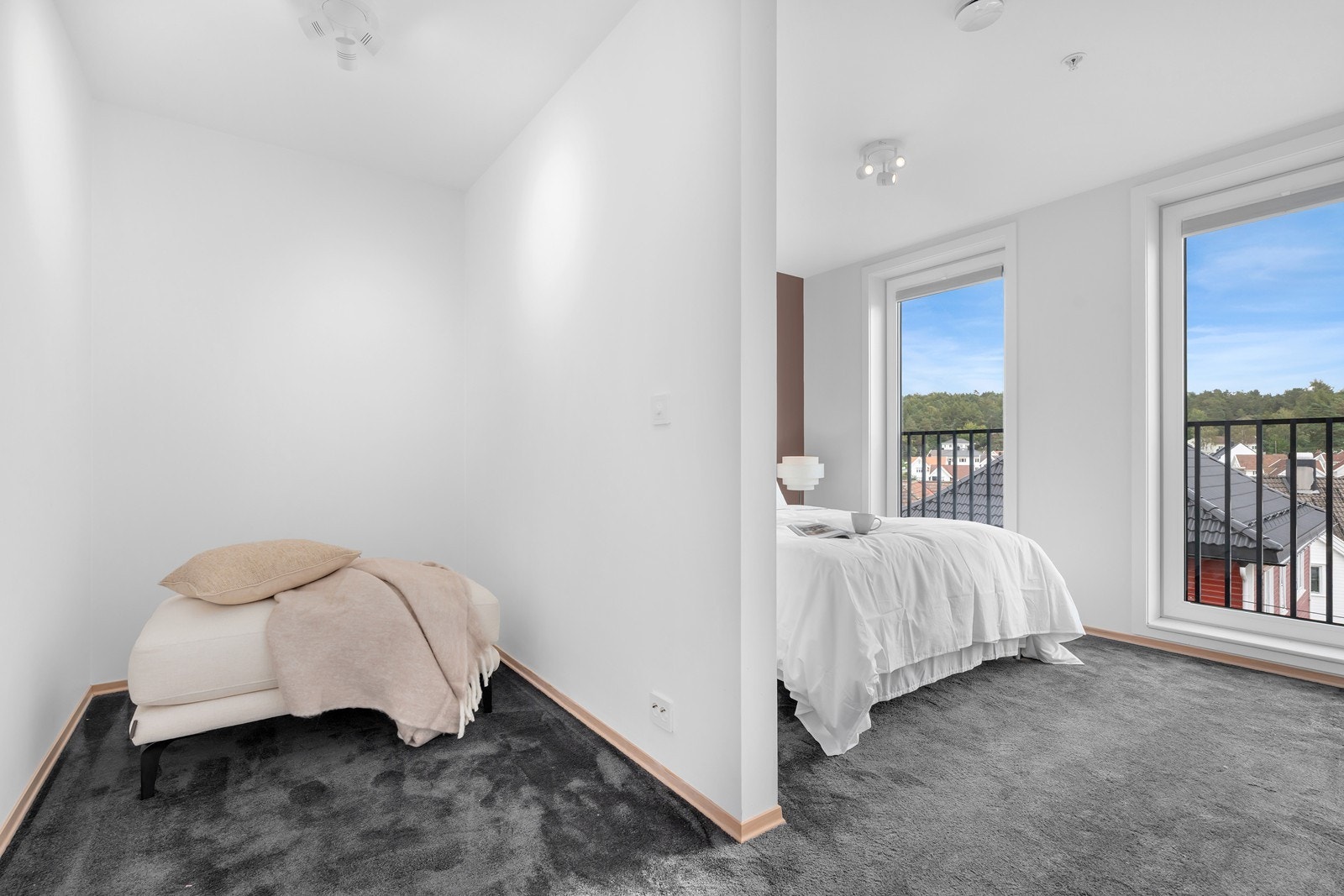 Walk-in med god plass til garderobeskap Galleribilde