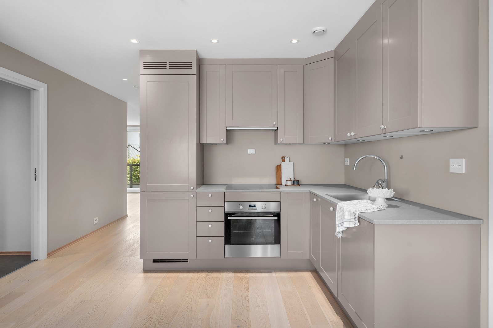 Kjøkkenet har integrerte hvitevarer Galleribilde