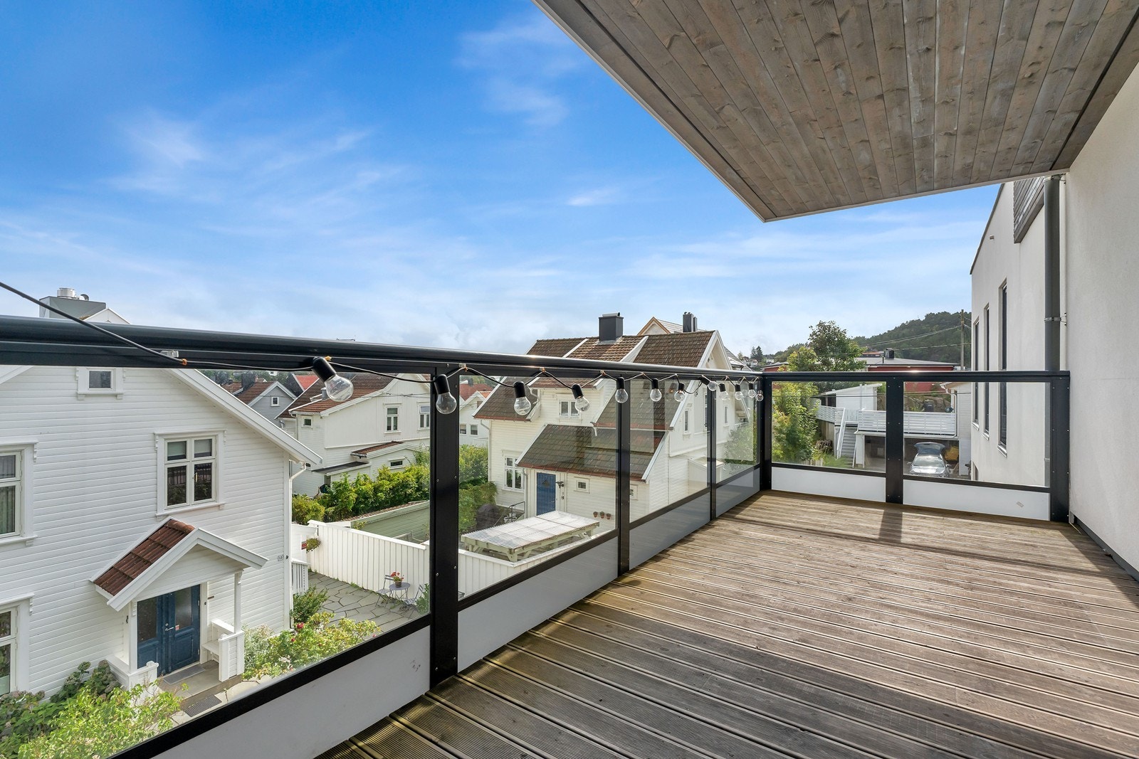 Fine uteplasser som kan ha flere utemøbler og grill Galleribilde