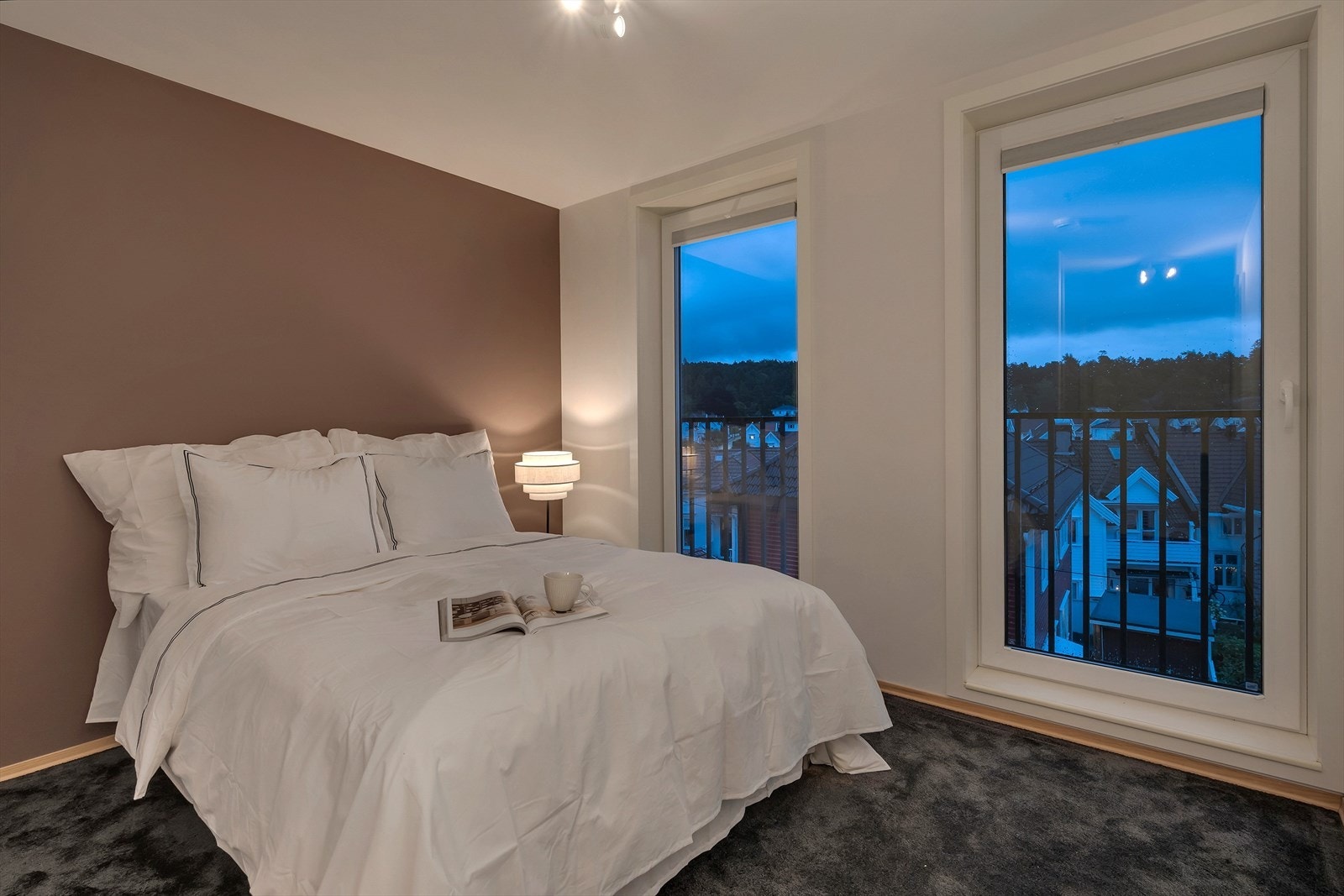 Hovedsoverommet med fransk balkong, garderobe og tilhørende bad Galleribilde