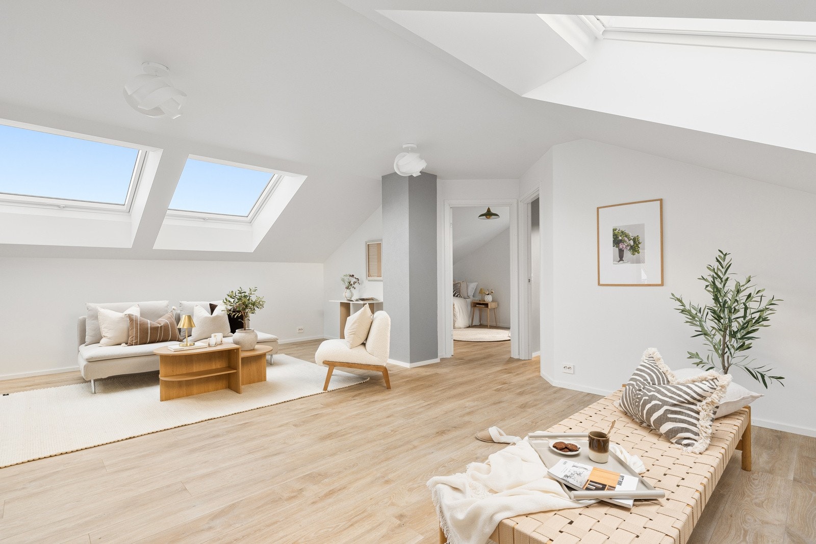 Etasjen bærer tydelig preg av godt håndverk og moderne løsninger, med gjennomtenkte detaljer, gode lysforhold og et helhetlig, tidløst uttrykk. Galleribilde