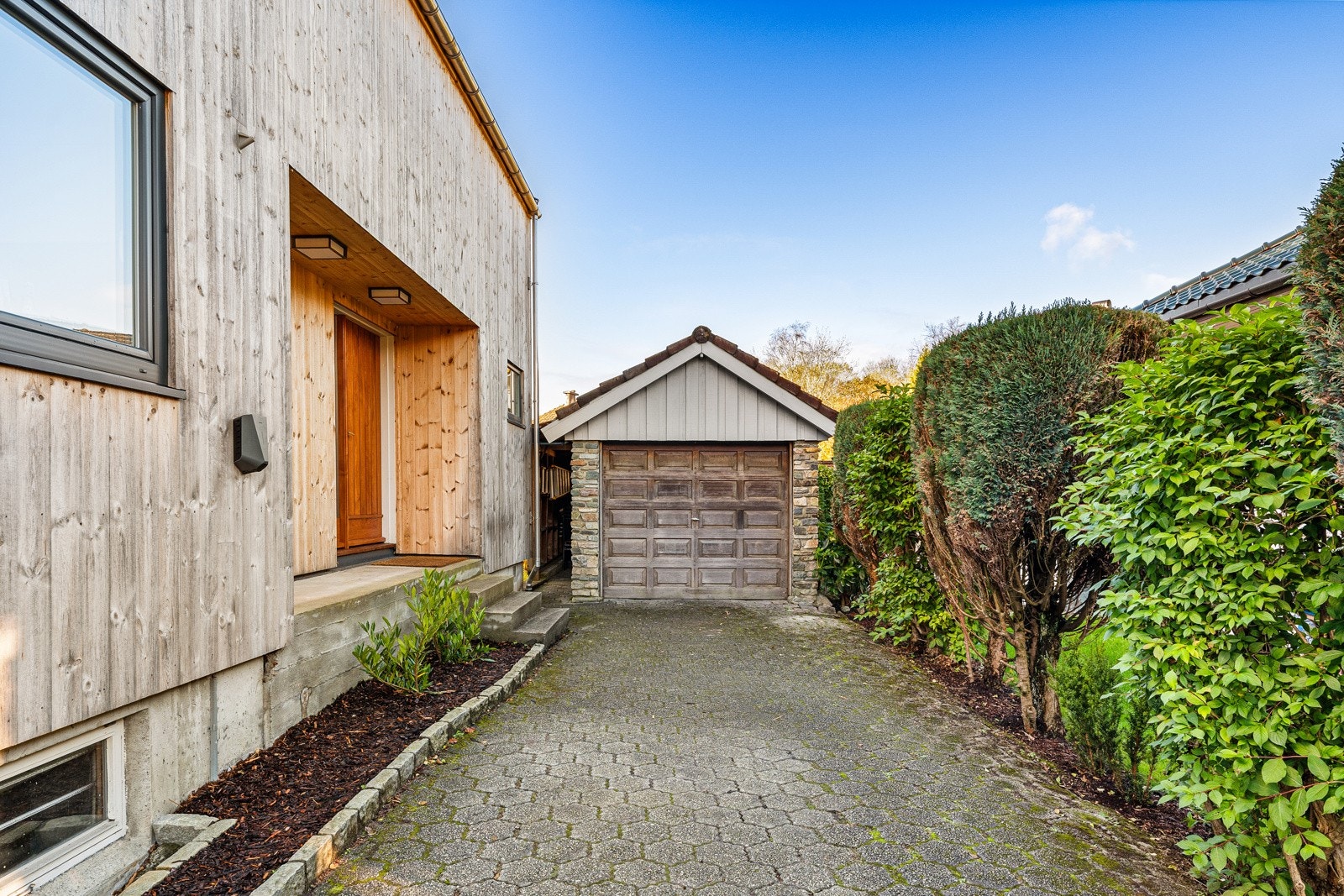 Eiendommen har egen garasje og stor oppkjørsel med god plass til flere biler. Galleribilde