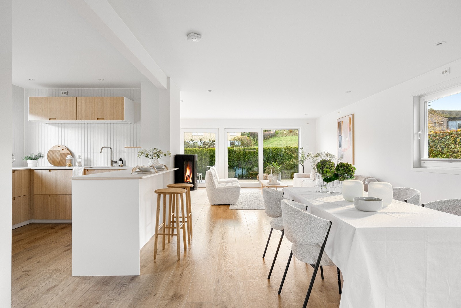 Boligen fremstår gjennomført med lys og sosial planløsning, store vindusflater, to stuer og flere solrike uteplasser. Galleribilde