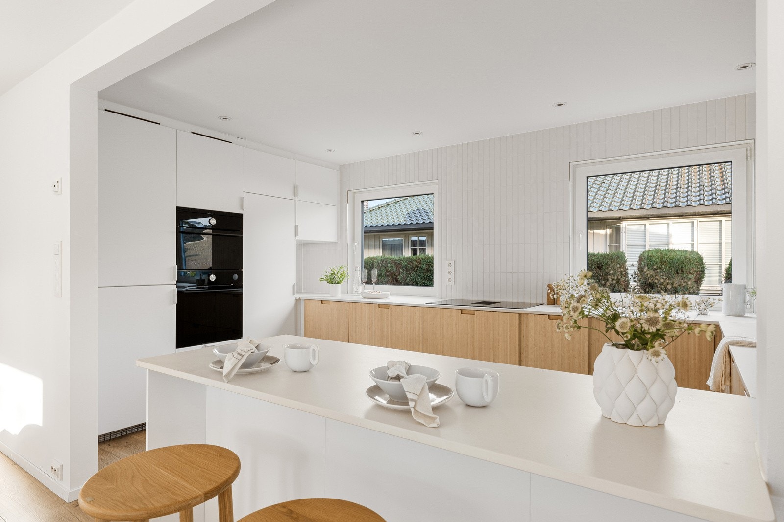 Kjøkkenet ble oppgradert i 2022 og har moderne, glatte fronter fra IKEA. Galleribilde