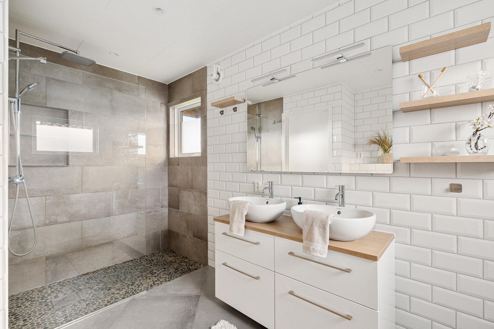 Badet i etasjen ble totalrenovert i 2016 og fremstår som både funksjonelt og stilrent. Galleribilde