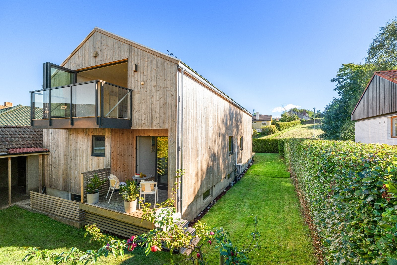 Tomten er sørvendt og pent opparbeidet med plen, hekk, terrasser og uteplasser på begge sider av huset. Galleribilde