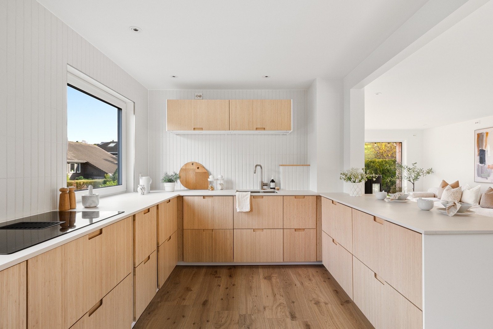 Kjøkkenet har også en spesialtilpasset benkeplate i Skararp som tåler både varme og riper. Galleribilde