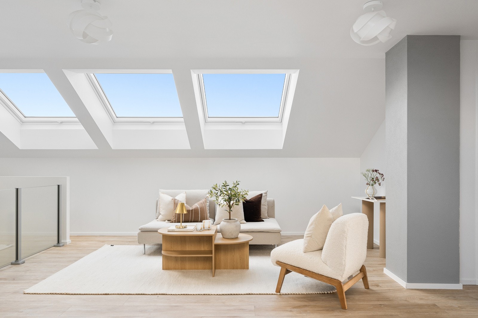 Takvinduene tilfører rikelig dagslys, og etasjen oppleves som både lett og behagelig å oppholde seg i. Galleribilde