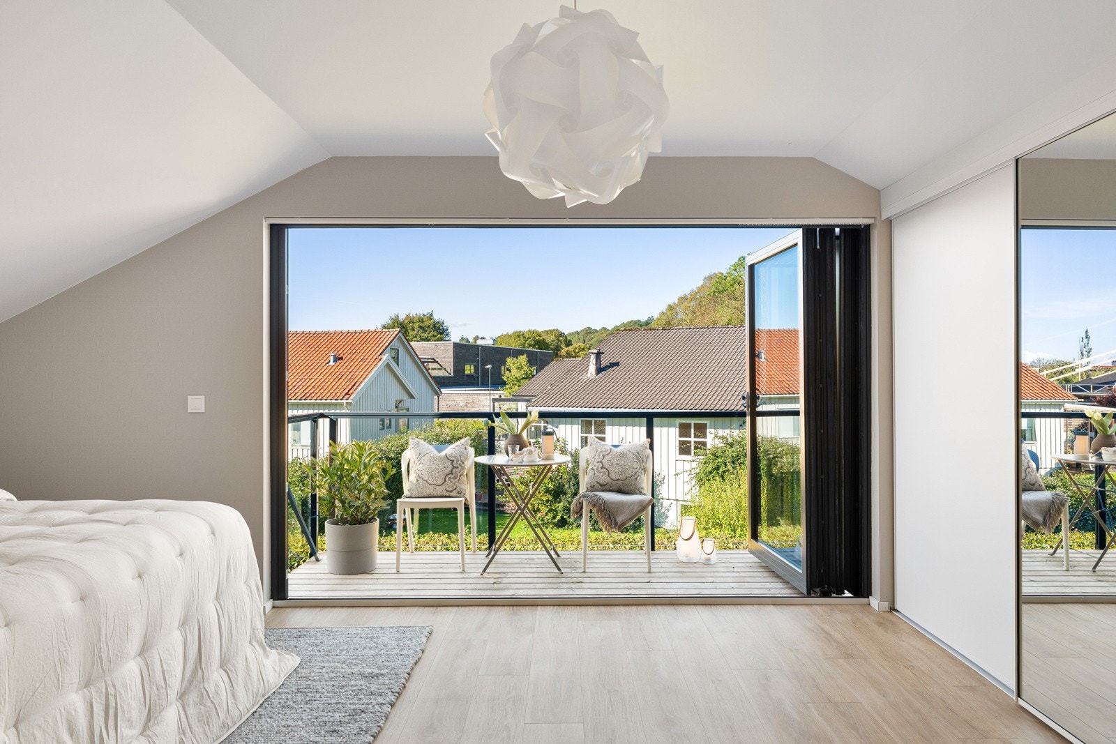 Hele andre etasjen ble totalrenovert og bygget opp på nytt i 2021, utført av profesjonelle fagfolk. Galleribilde