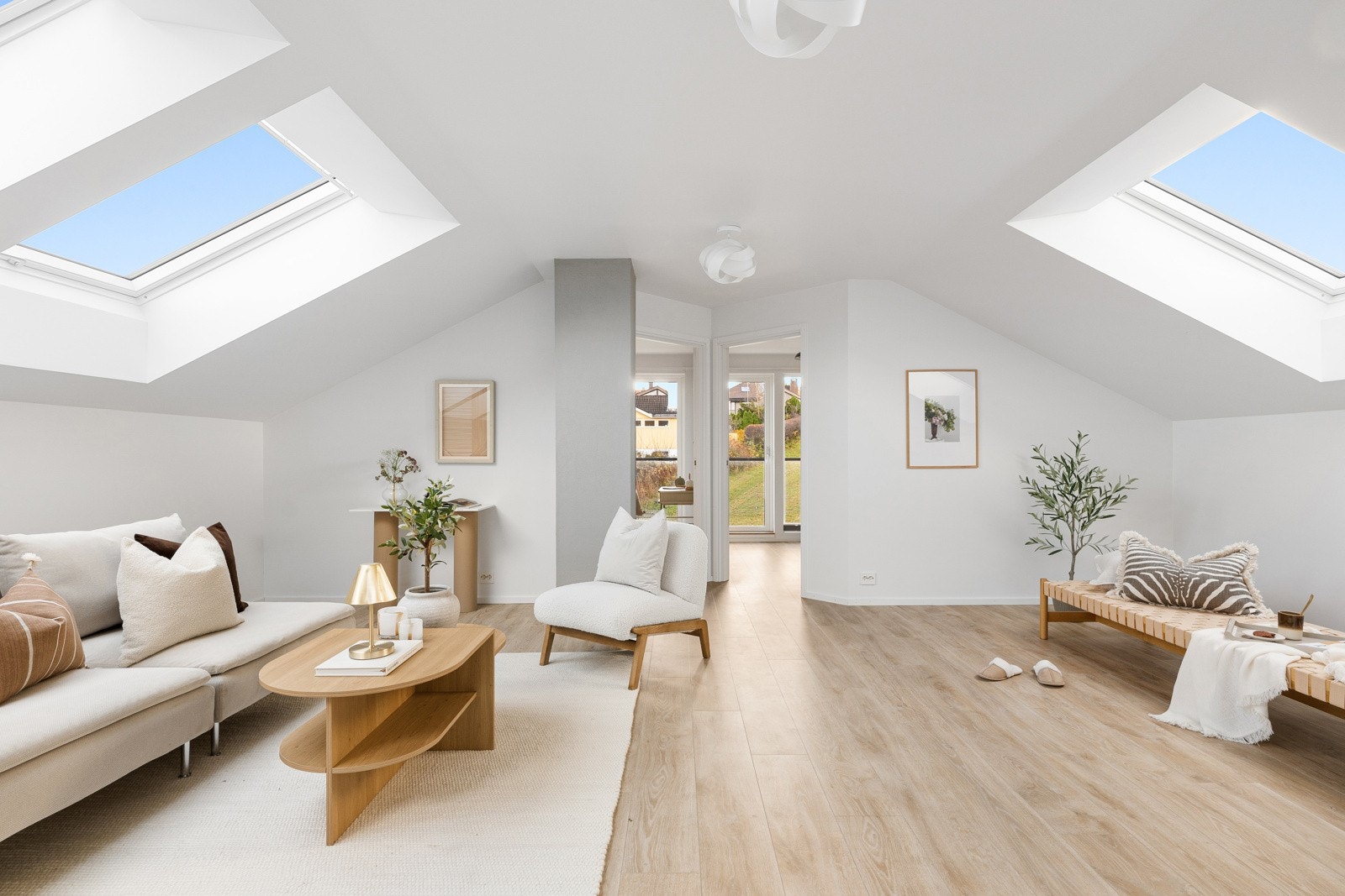 Loftsstuen fungerer som en fleksibel sone som kan brukes til TV-stue, lek eller kontor, og skaper et naturlig oppholdsområde mellom soverommene. Galleribilde