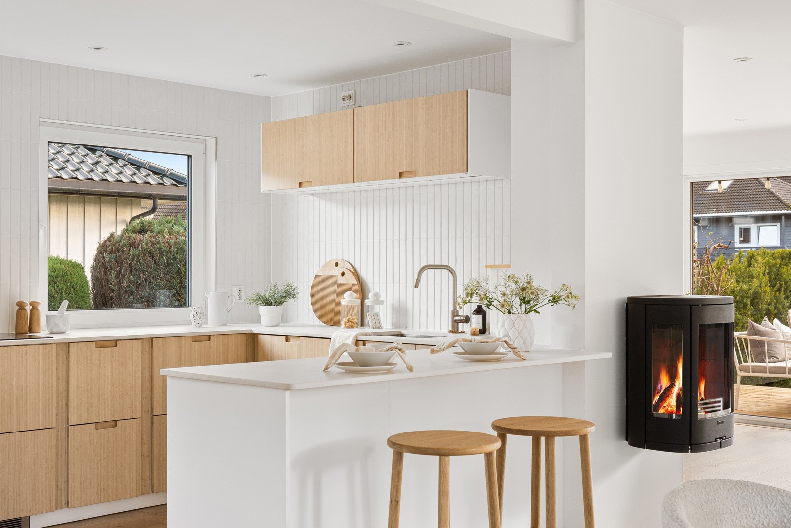 Stuen har plass til både sofagruppe og spiseplass, og peisovnen bidrar med varme og atmosfære. Galleribilde