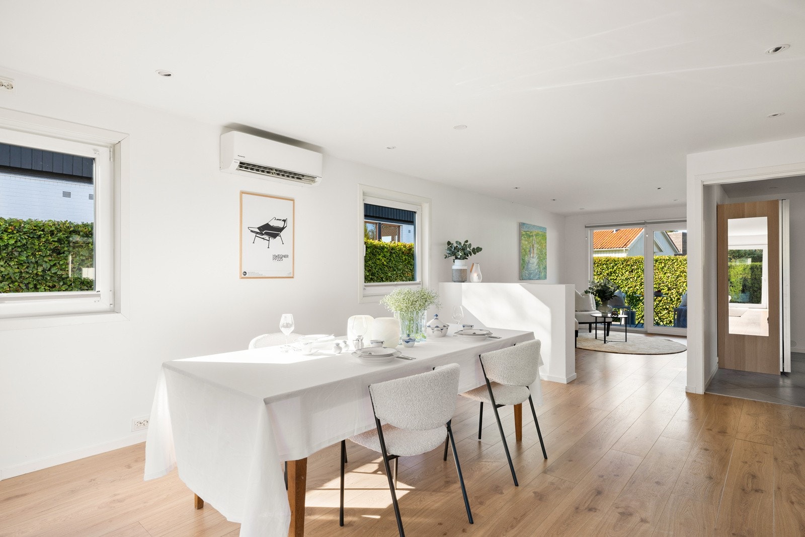 De mange vindusflatene mot hagen gir lys, luft og en behagelig romfølelse. Galleribilde