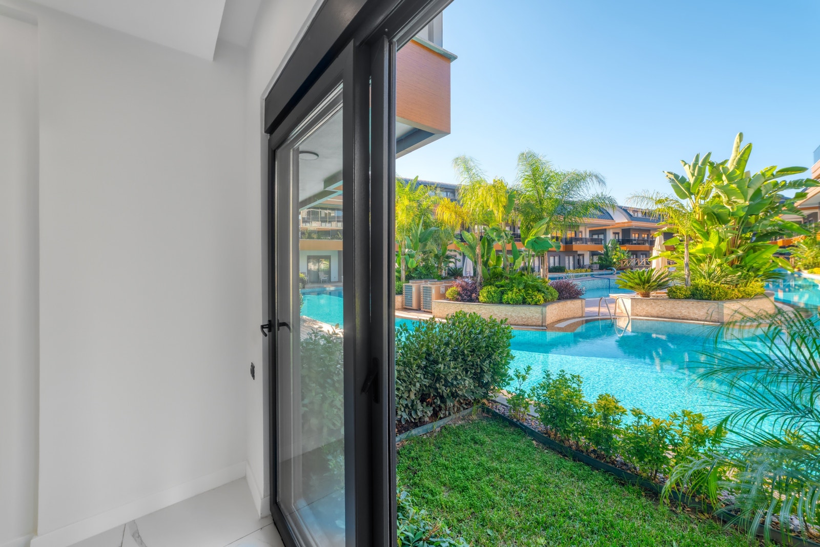 View from bedroom towards garden - pool Galleribilde