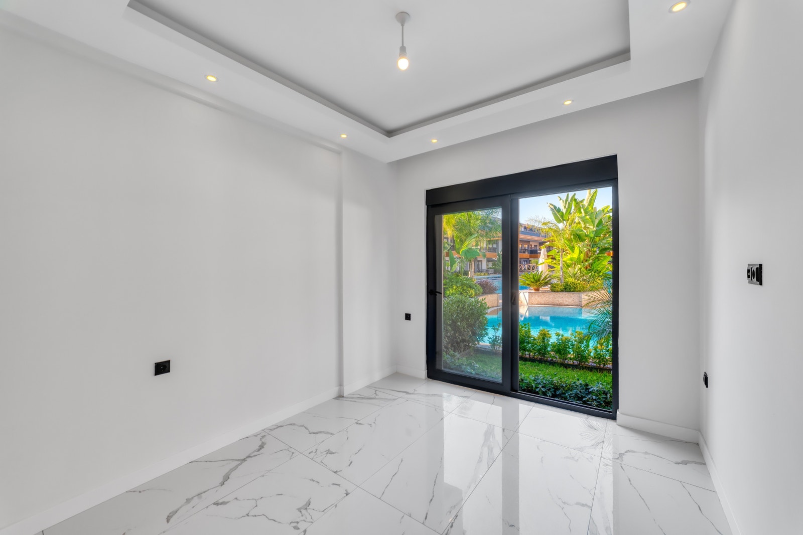 View from bedroom towards garden - pool Galleribilde