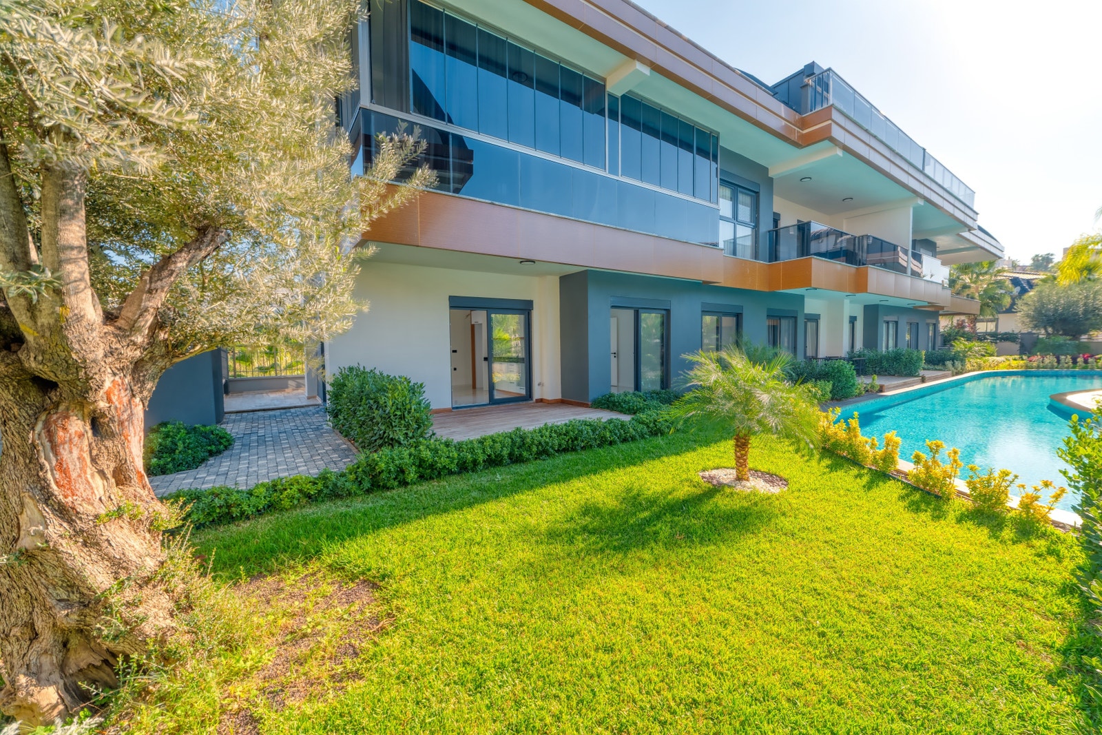 The Apartment's private garden Galleribilde