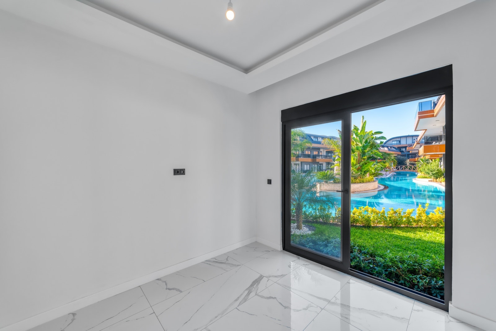 Room view towards garden Galleribilde