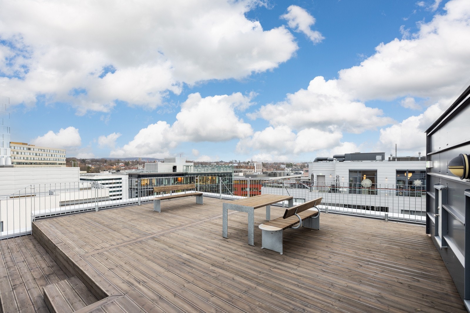 Felles takterrasse med prima solforhold og utsikt! Galleribilde