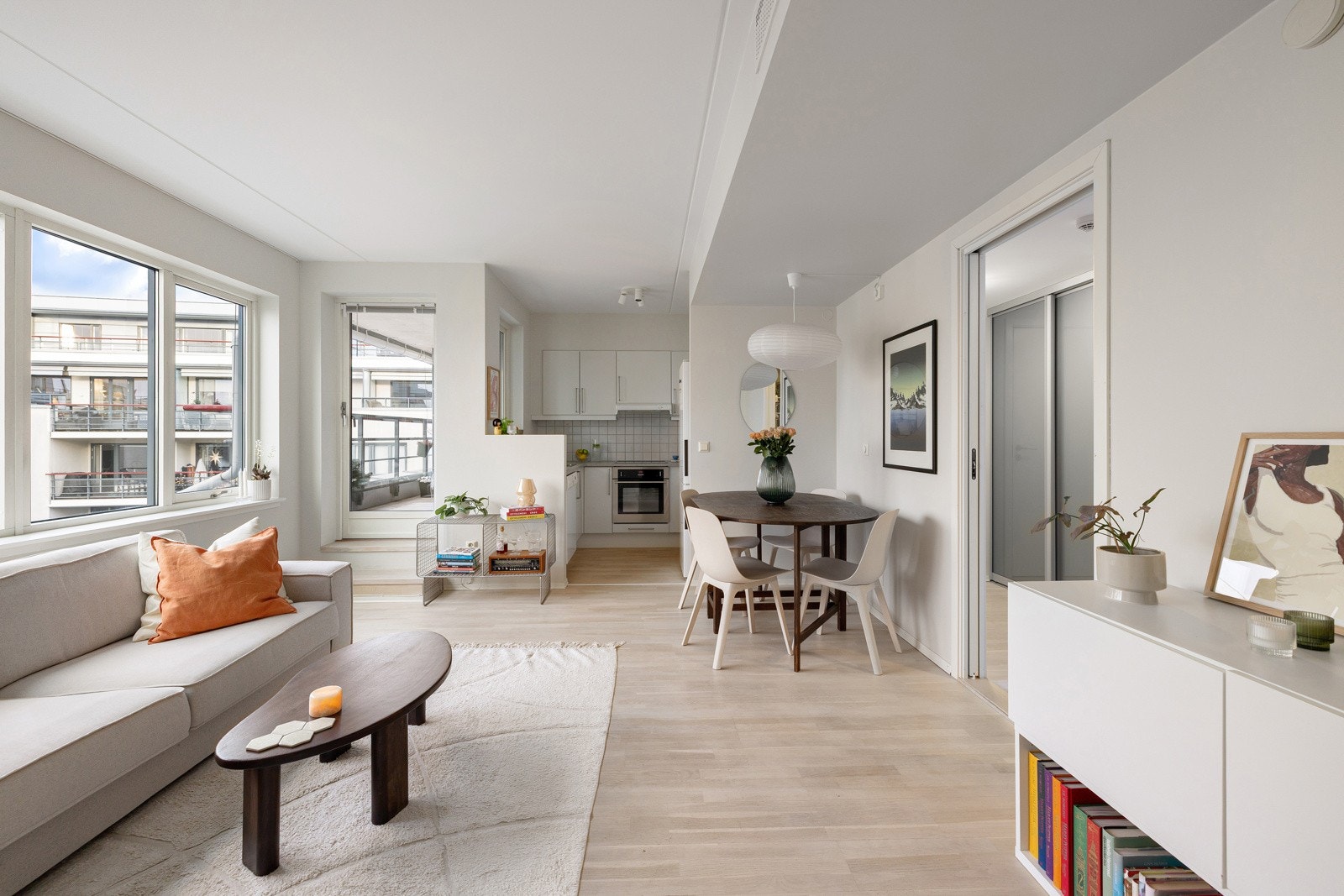 Leilighetens stue er romslig med god plass til sofaseksjon, spisebord og øvrig møblement. Galleribilde