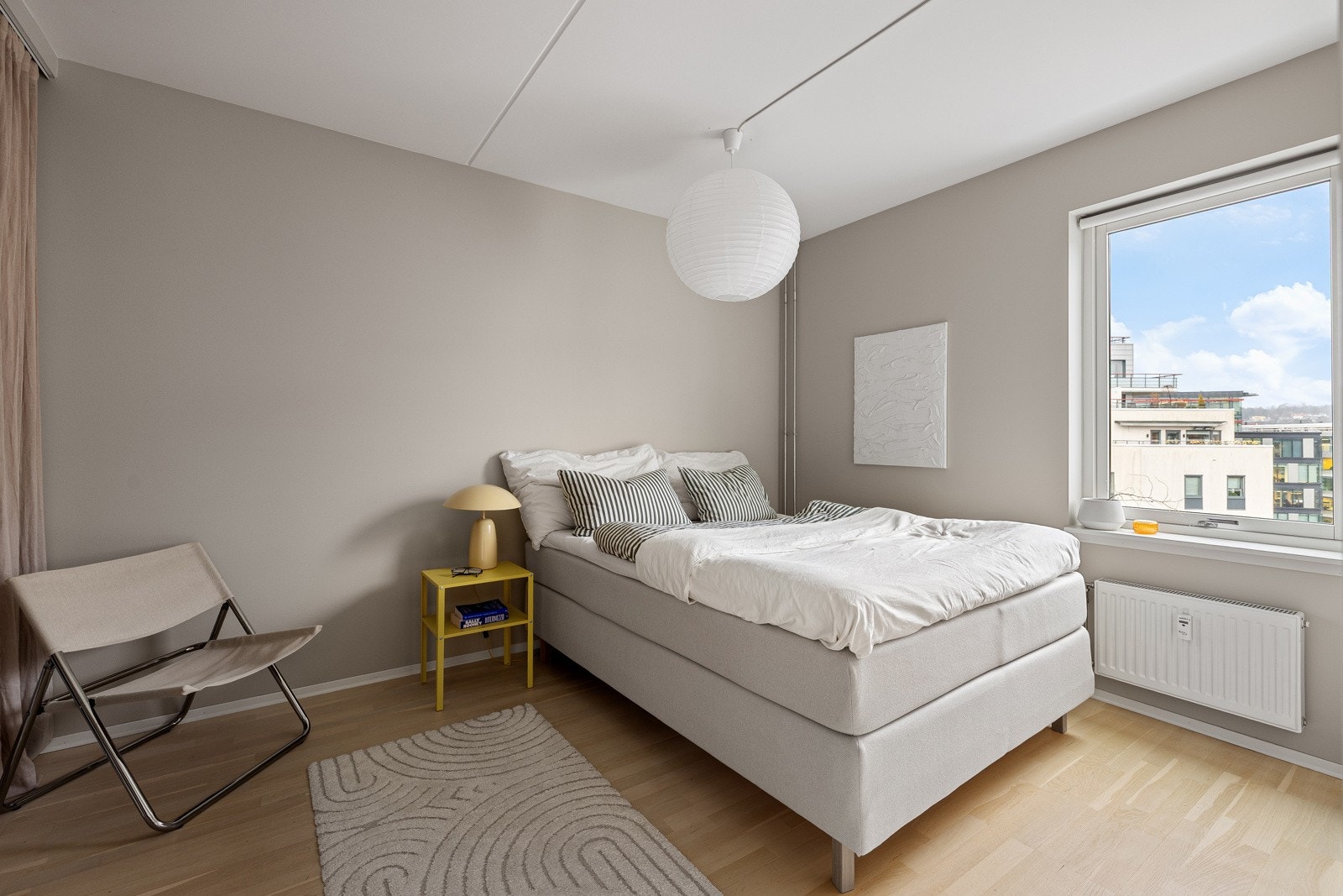 Her får du plass til en stor dobbeltseng og nattbord på hver side m.m. Galleribilde