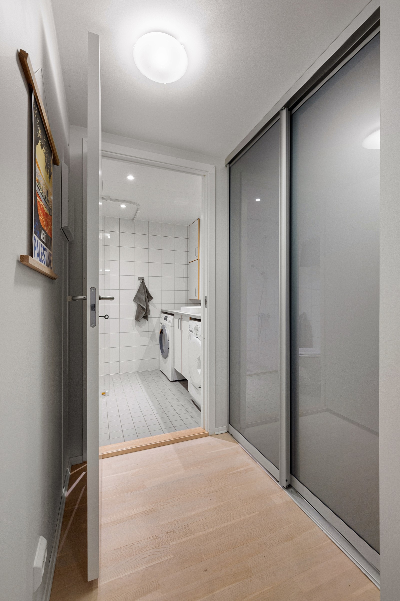 I entréen får du to store skyvedørsgarderober. Galleribilde