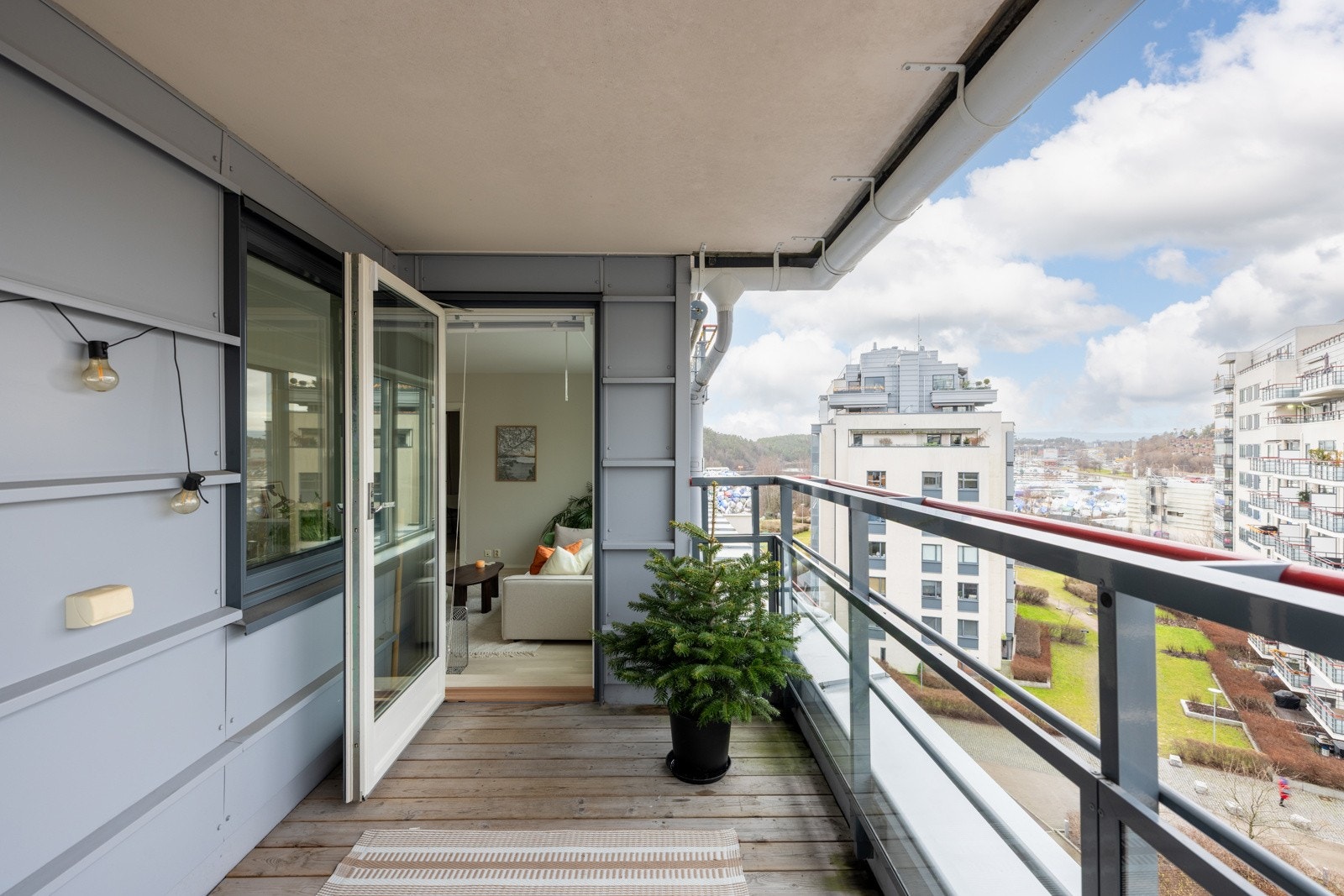 En svært lys og delikat 2-roms i 7. etasje med stor balkong, utsikt, garasjeplass og heisadkomst! Galleribilde