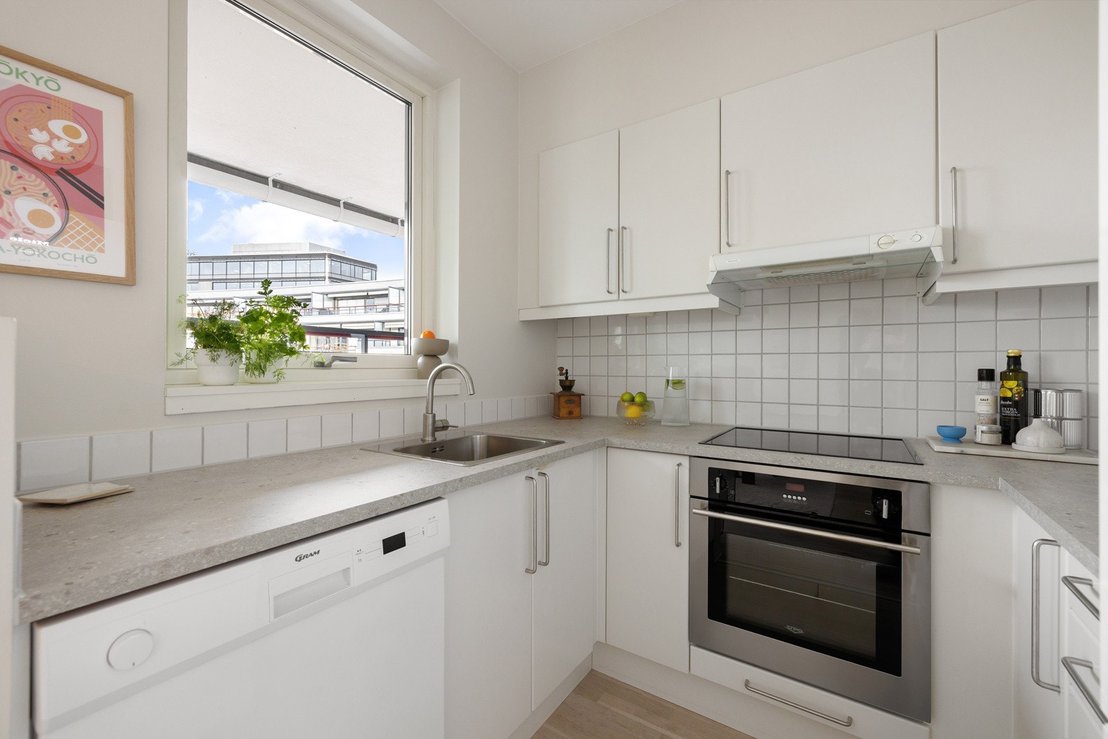 Ny benkeplate, vask og blandebatteri høsten 2025. Galleribilde