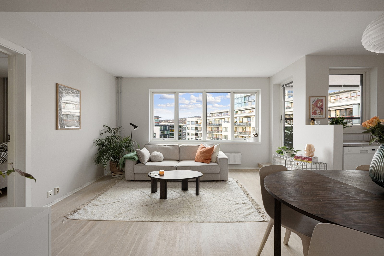 Lys og romslig stue med store vindusflater, utsyn og åpen kjøkkenløsning. Galleribilde