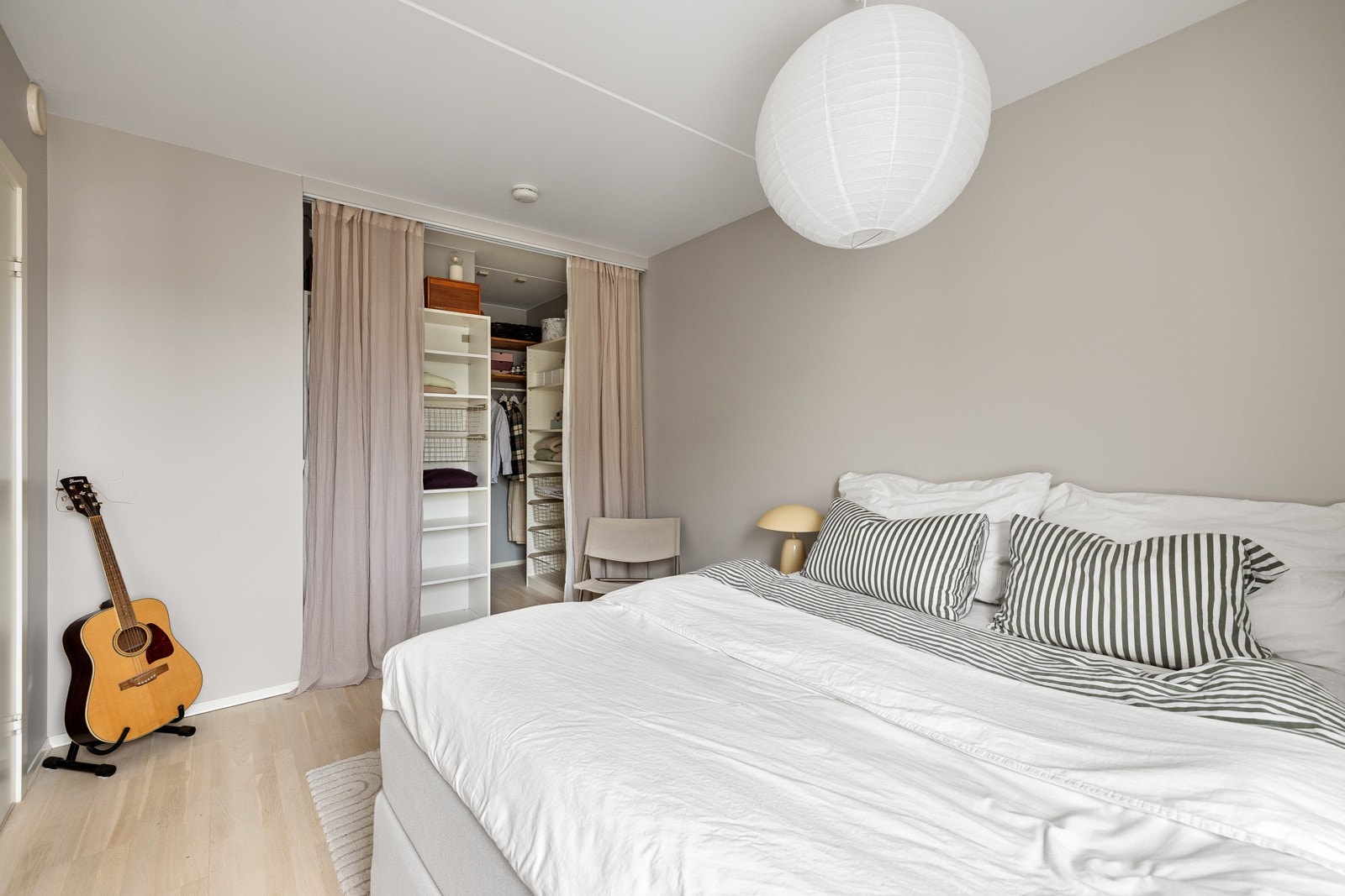 Praktisk garderoberom innenfor soverommet. Galleribilde