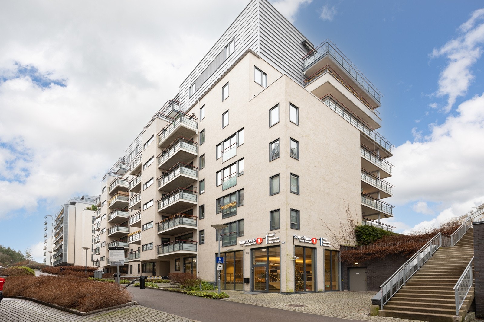 Moderne bygg fra 2006 med garasje under der det medfølger egen plass. Galleribilde