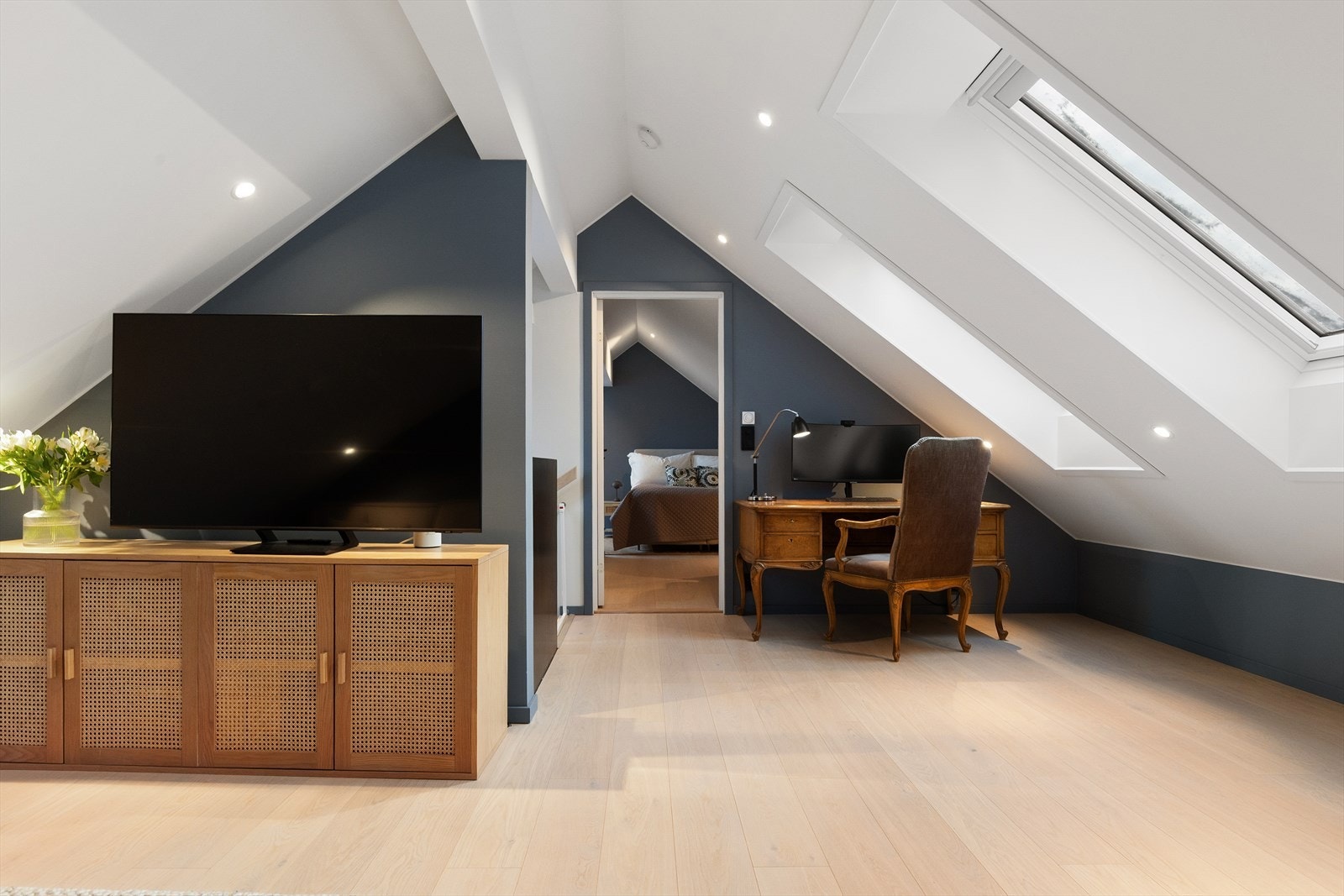 Stue med plass til stor tv og eget kontorhjørnet, samt adkomst til soverom 4. Mulighet for å utnytte knevegger med feks plassbygde skuffer/lagring. Galleribilde