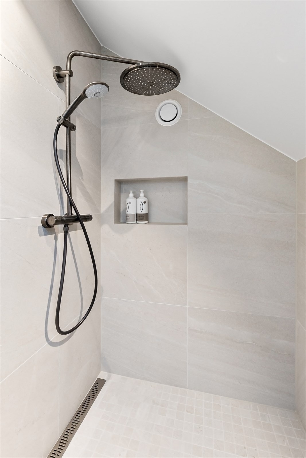 Åpent dusjhjørne, sluk i sone, regnfallsdusj og termostatstyrt blandebatteri. Galleribilde