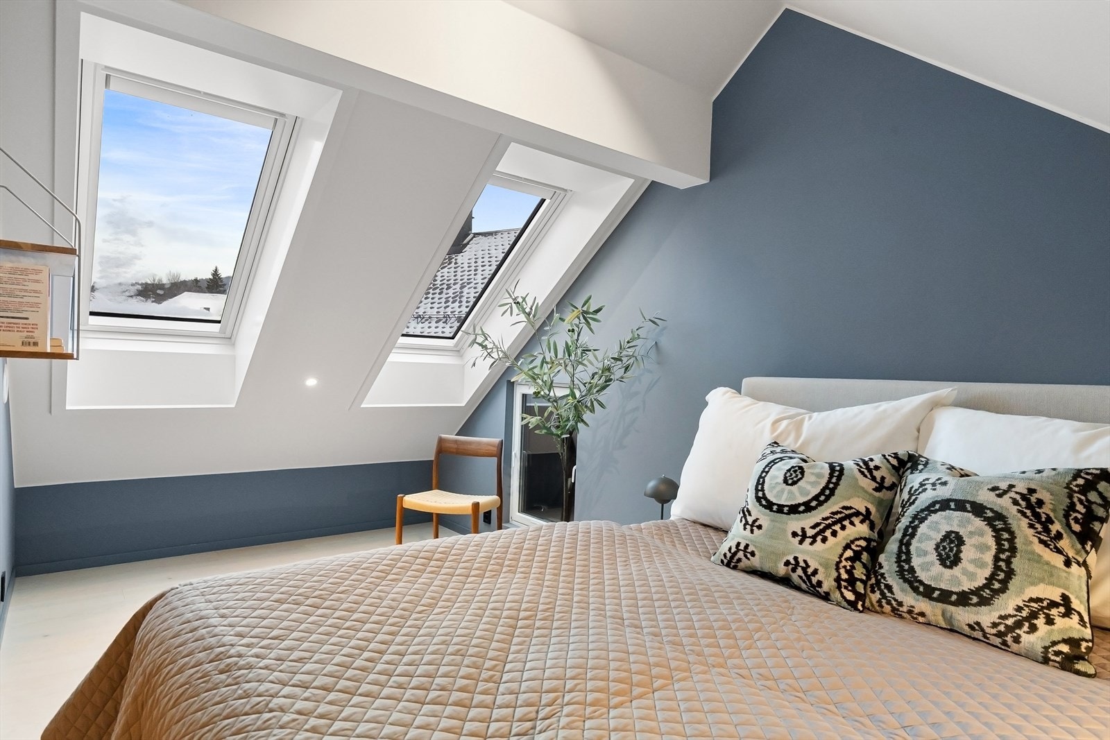 Store vinduer slipper inn rikelig med lys på soverommet. Galleribilde