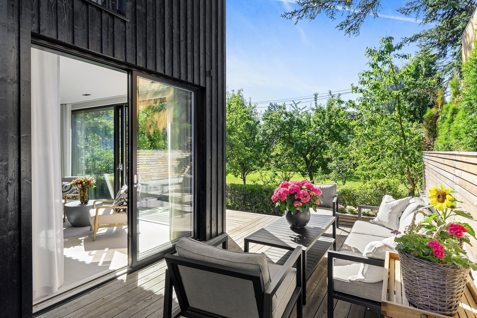 God plass til hyggelig sittegruppe, perfekt for morgenkaffen eller sosiale sammenkomster. Galleribilde