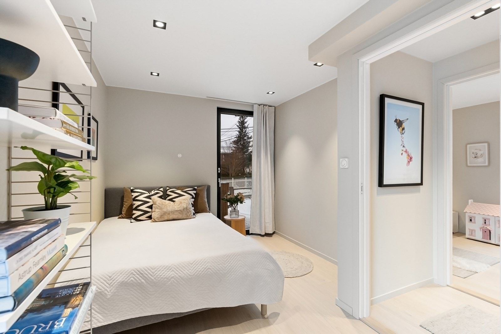 Soverom 2. Store vinduer med fransk glassbalkong og god plass til seng og lagring. Galleribilde