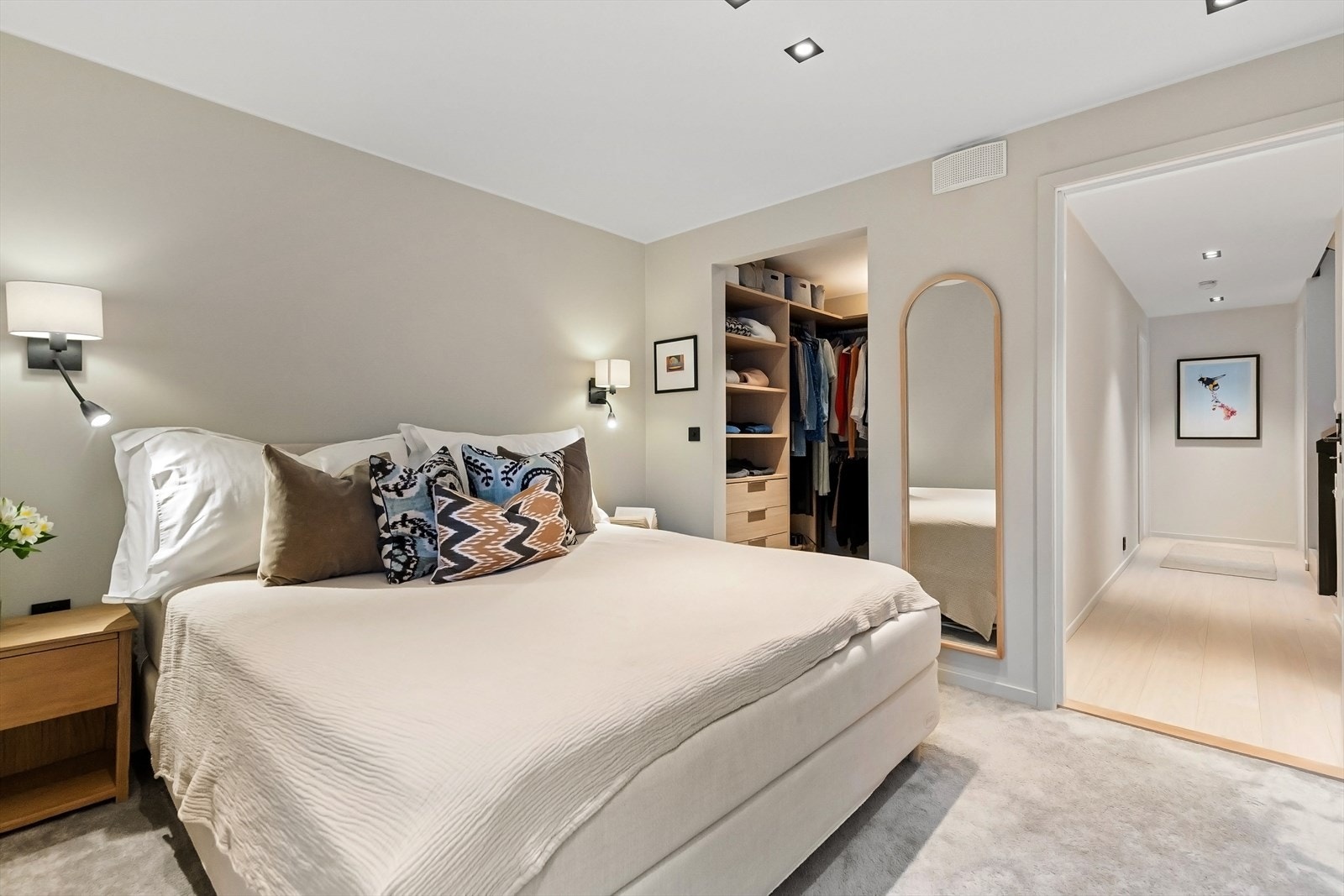 Walk in closet på hovedsoverom. Galleribilde