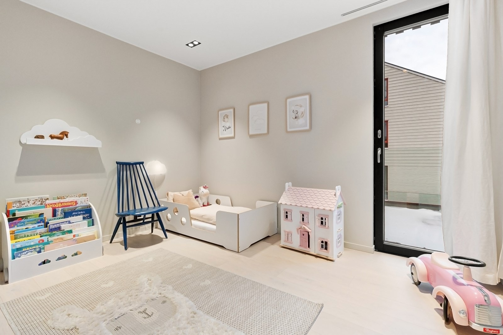 Soverom 3. perfekt barnerom. God plass til seng, oppbevaring og leker. Store vinduer med fransk glassbalkong. Galleribilde