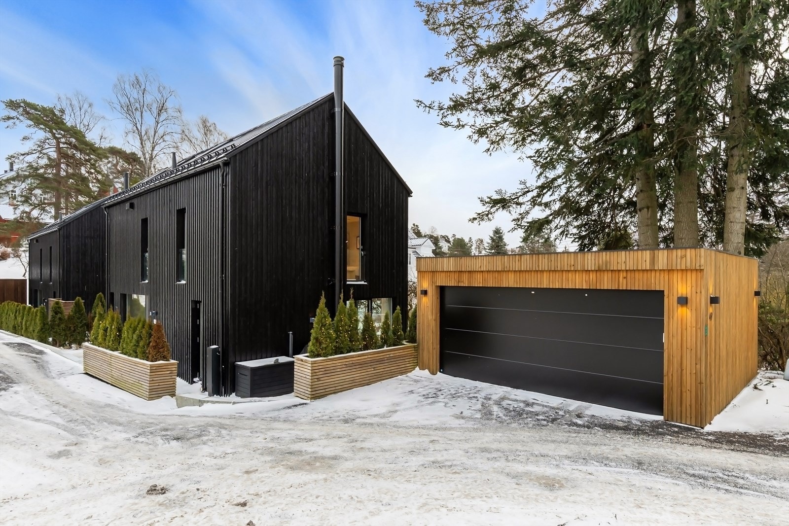 Ny dobbeltgarasje med god plass og EL-lader. Galleribilde