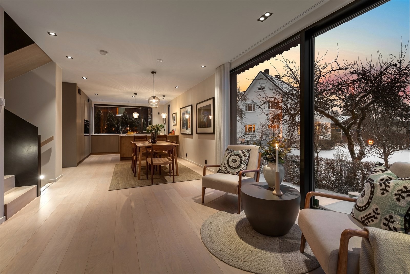 HOVEDPLAN: Optimalisert og påkostet enebolig perfekt for barnefamilie med enkel adkomst til markterrasse og lettstelt hagedel Galleribilde