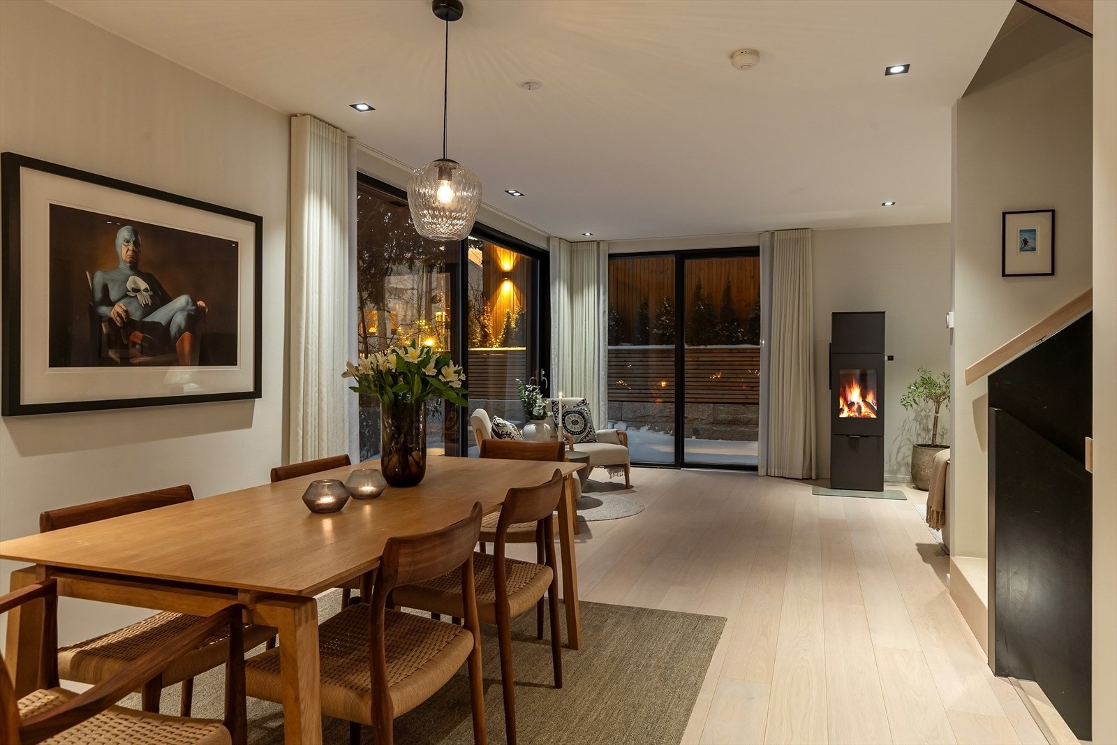 To store skyvedører som kan åpnes opp med dirkete utgang til veranda. Galleribilde