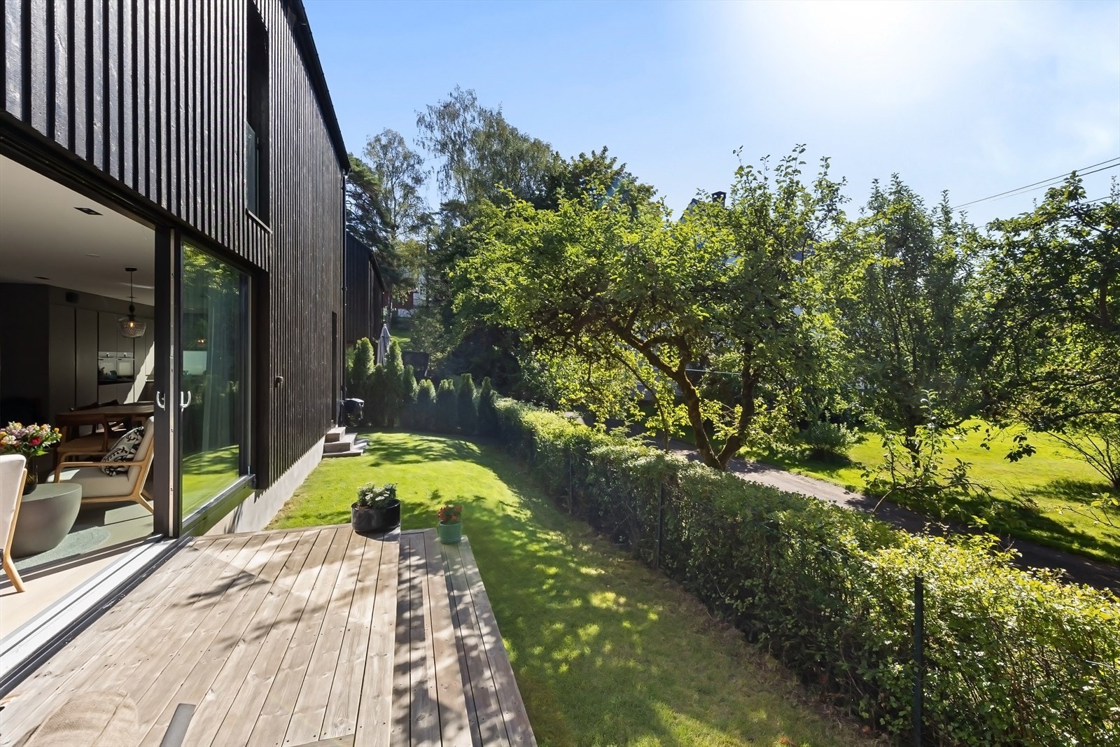 Stor markterrasse på 30 kvm med koselig hagedel Galleribilde