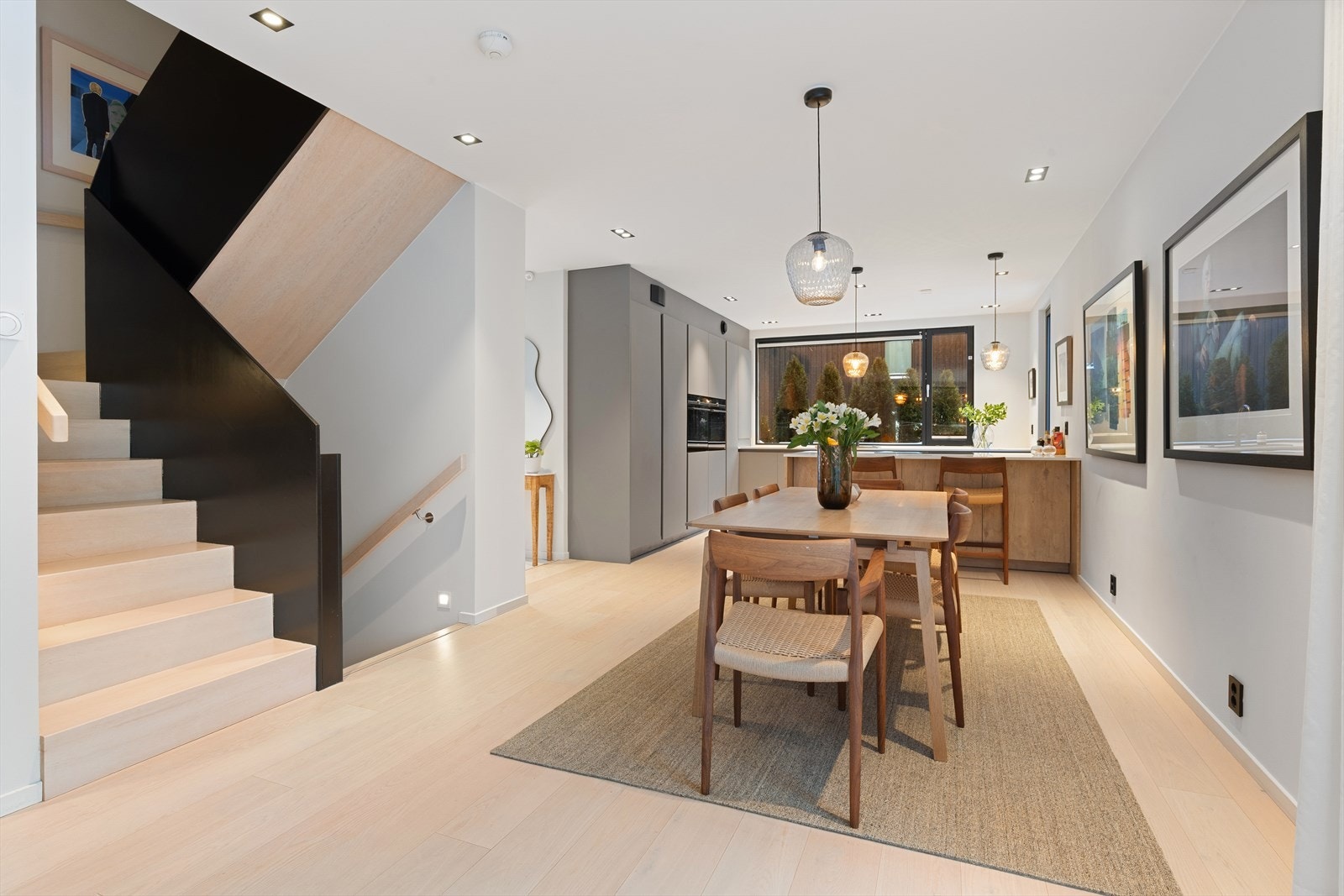 Stilren trapp mellom etasjene med lys i trappetrinn. Galleribilde