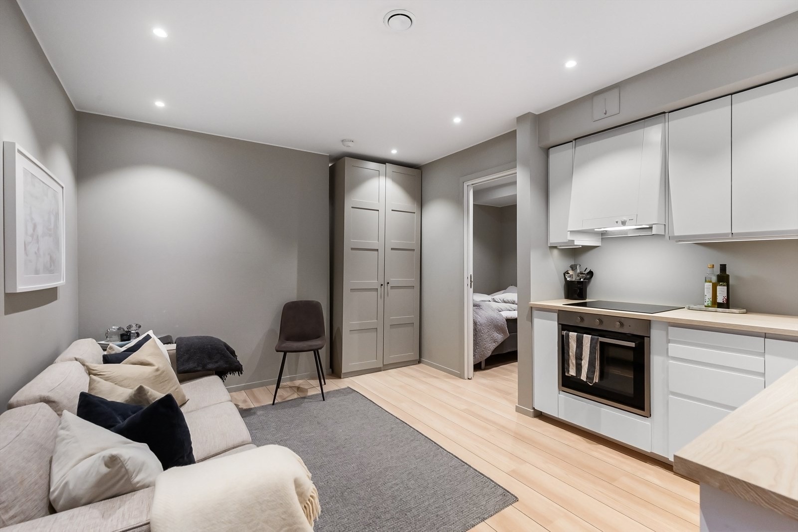 IKEA kjøkkeninnredning fra 2023. Glatte, folierte fronter. Laminat benkeplate med nedfelt kum i rustfritt stål. Opplegg for platetopp, oppvaskmaskin, stekeovn og kjøleskap. Installert komfyrvakt samt aquastop/lekkasjevarsler med sensorer og magnetventil. Galleribilde