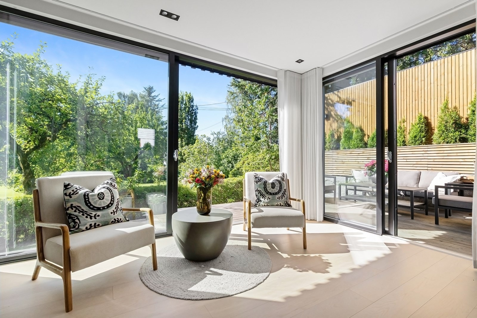 Direkte utgang til markterrasse fra begge skyvedører i stuen. Galleribilde