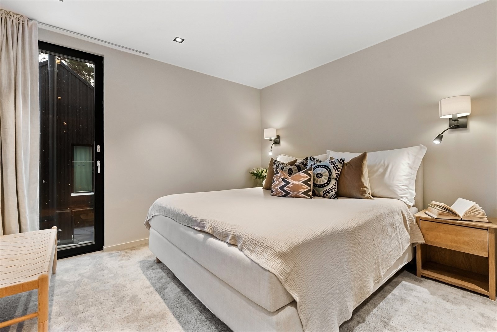 PLAN 2: Stort og luftig hovedsoverom med vegg til vegg teppe og fransk glassbalkong. Galleribilde